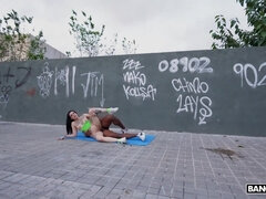 Grosse bite, Noire, Brunette brune, Éjaculer dans la bouche, Interracial, Monstre, Public, Tatouage