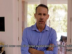Daddy4k. mann spie�t die kahle muschi der hei�en freundin des sohnes auf verschiedene weise auf