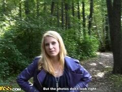 In den arsch, Blondine, Absätze, Geld, Strumpfhose, Piercing, Öffentlich, Flotter dreier