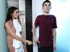 Stora tuttar, Avsugning, Brunett, Doggystyle, Hårig, Handjobb, Kysser, Milf