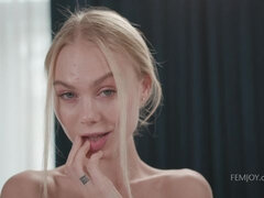 Ξανθιά, Σε στάση σκύλου στα τέσσερα, Μαλακία με το δάχτυλο για γυναίκες, Μαλακία, Δαντέλα, Αυνανισμός, Μόνος, Τατουάζ