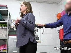 Amatör, Stora tuttar, Avsugning, Bystig, Milf, Kontor, Fitta, Tatuering