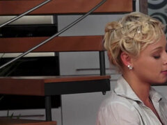 Braunhaarige, Küssen, Lesbisch, Lecken, Muschi, Rasiert, Nass