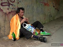 Obdachlos die geile MILF gebumst und Natursekt