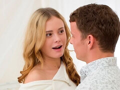 Spalnica, Velik kurac, Blondinka, Fafanje, Doggystyle, Naravne joške, Koščena, Tetovaže