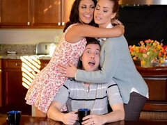 Gros cul, Gros seins, Blonde, Branlette thaïlandaise, Embrassement, Cuisine, Léchez, Plan cul à trois