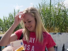 Blonde, Sucer une bite, Argent, De plein air, Pov, Public