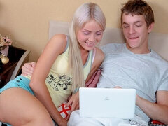 Analno, Blondinka, Fafanje, Doggystyle, Naravne joške, Koščena, Najstnice, Joške