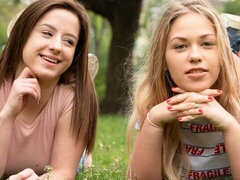 Leie, Fingern, Lesbisch, Lingerie, Masturbation, Muschi, Rasiert, Entkleiden