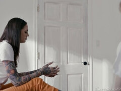 Schlafzimmer, Blondine, Braunhaarige, Küssen, Lecken, Masturbation, Muschi, Tätowierung