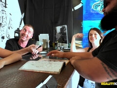 Blond, Kukk suging, Sperm skott, Ansiktssperm, Penger, Petite, Piercingen