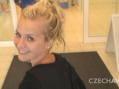 Amateur, Salle de bains, Sucer une bite, Fait maison, Embrassement, Seins naturels, Rasée, Adolescente