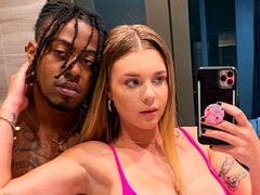 Gros cul, Gros seins, Noire, Sucer une bite, En levrette, Interracial, Mère que j'aimerais baiser, Tatouage