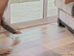 Derrière les coulisses, Noire, Sucer une bite, Pieds, Seins naturels, Chatte, Tatouage, String