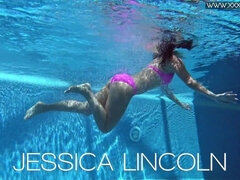 Underwater Show featuring Jessica Lincoln and Jessica's juicy ass action