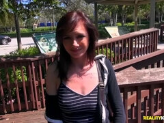 Kukk suging, Brunette, Bil, Ansiktssperm, Onani, Realitet, Tynn, Tattovering