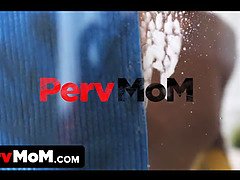 Veľké péro, Blondína, Kuřba, Striekanie semena, Prstovanie, Honění, Masturbácia, Nevlastná mama