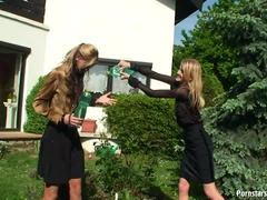 Szőke, Cicák párbaja, Poharak, Leszbikus, Szabadban, Szatén, Begyek, Nedves