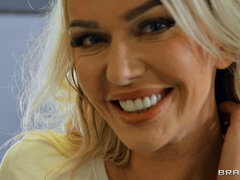 Velike joške, Blondinka, Doggystyle, Prstni, Pete, Muco, Tangice, Mokra