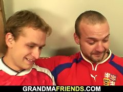 Babica, Grupni, Dekle drka tiča, Zrela, Naravne joške, Resničnost, Dokolenke, Trojček