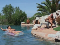 Chica, Verga grande, Tetas grandes, Al aire libre, Piscina, Coño, Realidad, Tetas