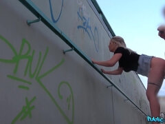 Amatőr, Szőke, Felpeckelve, Edzőterem, Farmernadrág, Szabadban, Pirszing, Nézőpont