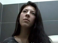 Amatööri, Suihinotto, Ruskeahiuksinen, Käsihoito, Näkökulma pov, Ajeltu, Teini, Vessa