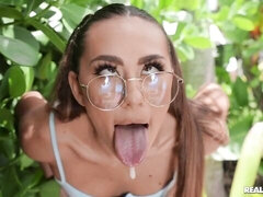 Grosse bite, Sucer une bite, En levrette, Seins naturels, Maigrichonne, Adolescente, Nénés