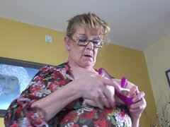 Gros cul, Plantureuse, Doigter, Lunettes, Masturbation, Seins naturels, Solo, Jarretelles