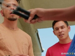 Velký zadek, Velké kozy, Brunetka, Šaty, Podpatky, Pička, Tetování, Švédská rojka