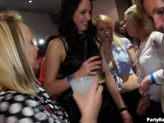 Μαύρος, Ξανθιά, Μπότες, Χορός, Γυαλιά, Όργιο, Καλσόν με τρύπα στον καβάλο, Swingers