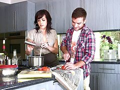 Adorable, Sucer une bite, Plantureuse, Femme couguar, Gorge profonde, Queue, Cuisine, Mère que j'aimerais baiser