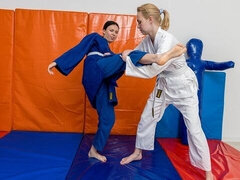 18 летние, Пальцем, Поцелуи, Лесбиянка, Лизание, Натуральные сиськи, Молоденькие, Сиськи