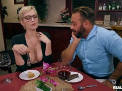 Gros seins, Blonde, Sucer une bite, Queue, Lunettes, Léchez, Cheveux courts, Nénés