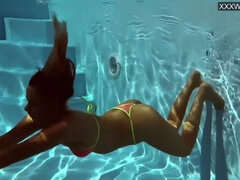 Brunett, Fransk, Hd, Liten och nätt, Piercing, Tonåring, Tuttar, Under vattnet