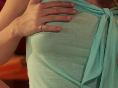 Ξανθιά, Ηδ, Αυνανισμός, Φυσικά βυζιά, Μόνος