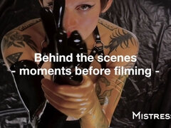 Leie, In den arsch, Weibliche domination, Faustfick, Latex, Prostata, Kurzes haar, Tätowierung