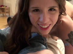 Bruinharig, Sperma in gezicht, Voetbeurt, Handbeurt, Zoenen, Olie, Gezichtspunt, Tieten likken