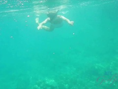 Plage, Bikini, Nue, Petite femme, Piercing, Public, Fumer, Nénés