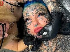 Enthousiasteling, Achter de coulissen, Grote mammen, Hd, Realiteit, Softcore pornografie, Tatoeage