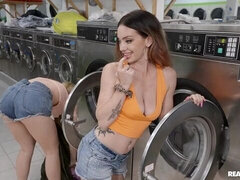 Iso perse, Sormetus, Selkäsauna, Alusvaatteet, Itsetyydytys, Pillu, Laiha, Teini