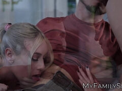 Babe, Blondine, Pik sutte, Langt ned i halsen, Fetish, Naturlige bryster, Trekant, Bryster