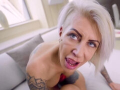 Blond, Naakte man aangeklede vrouw, Schattig, Hondjeshouding, Hardcore, Kut duiken, Mager, Softcore pornografie