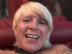 Vuisten, Masturbatie, Rijpe lesbienne, Geschoren, Alleen, Speelgoed