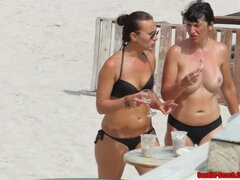 Красотки, Пляж, Бикини, Грязные слова, Гибкие, Киски, Молоденькие, Влажная