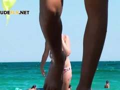 Duże cycki, Bikini, Brunetka, Olbrzymi, Nagi, Nudysta, Publiczny, Cycki