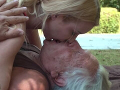 Blond, Sperma shot, Handbeurt, Zoenen, Likken, Student, Tiener, Tieten likken