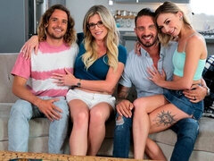 Amateur, Grosse bite, Sucer une bite, En levrette, Le plan cul à quatre, Seins naturels, Maigrichonne, Adolescente