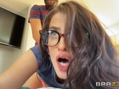 Stor røv, Pik sutte, Brunette, Fanget, Hundestilling, Briller, Onani, Teenager