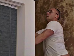 Ruskeahiuksinen, Pettää, Latinankieli, Vietelty, Ajeltu, Tatuointi, Tissit